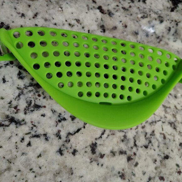 Silicone clip on strainer - Picture 4 of 7